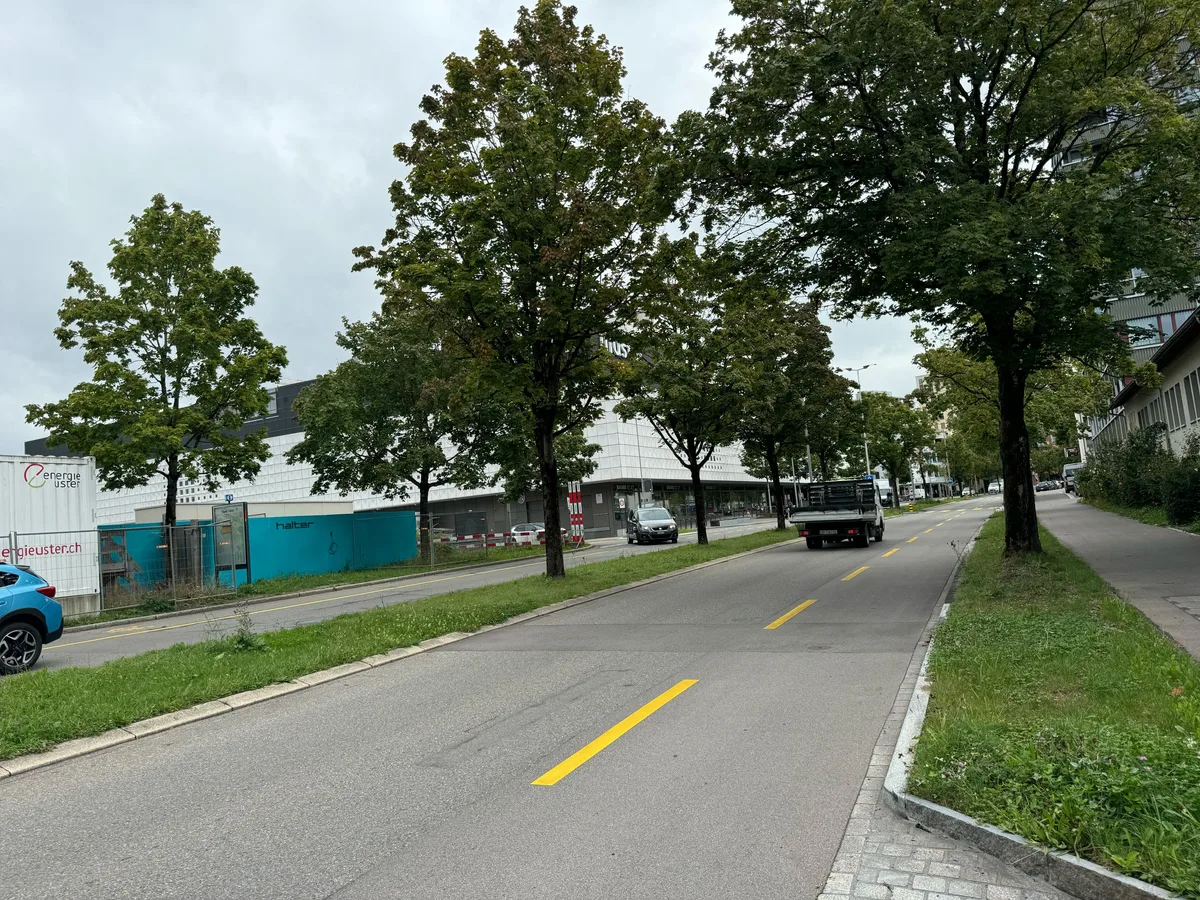 Eine Strasse mit Autos